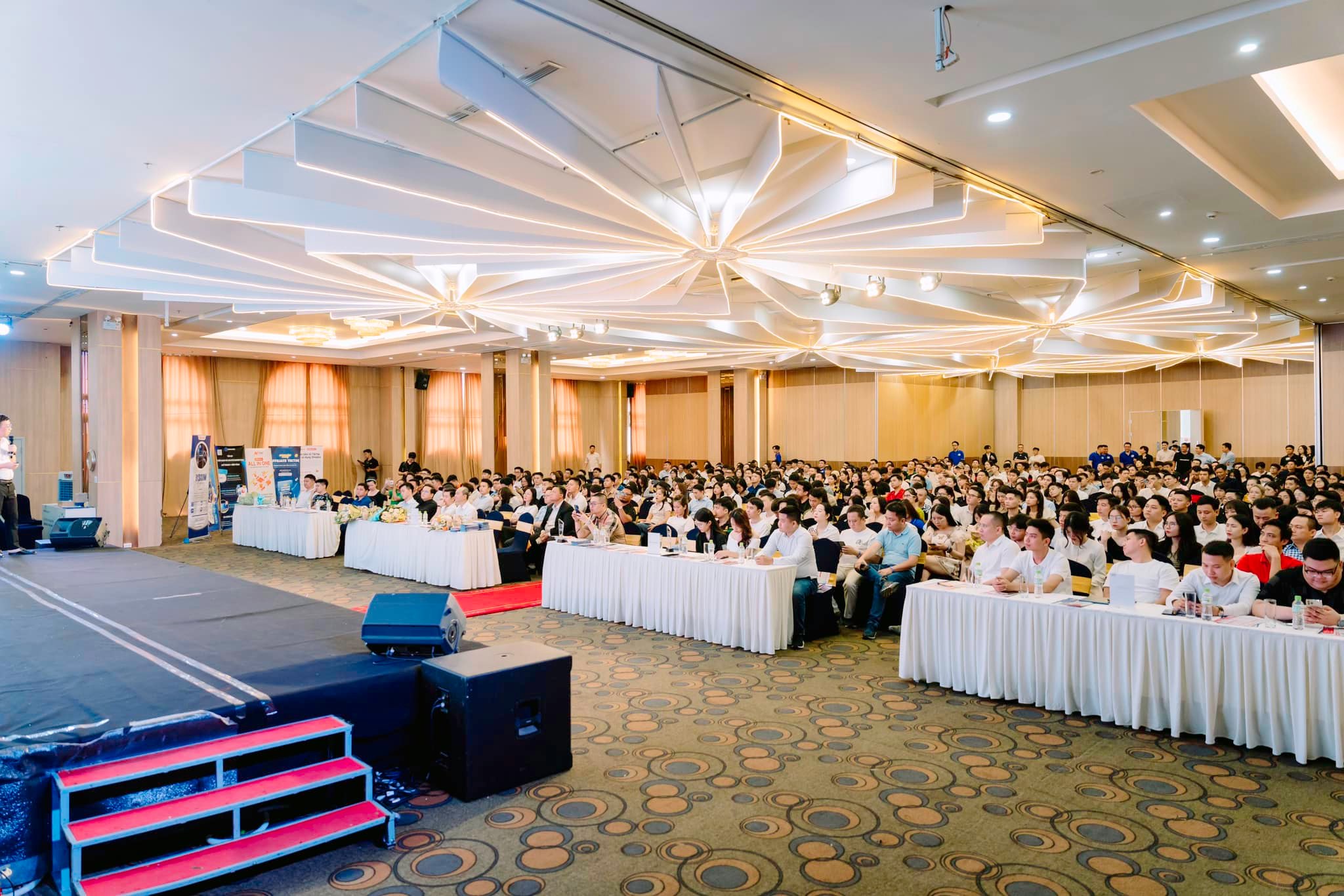 11 5 TANG TRUONG BUT PHA VOI XU HUONG THUONG MAI DIEN TU 2024