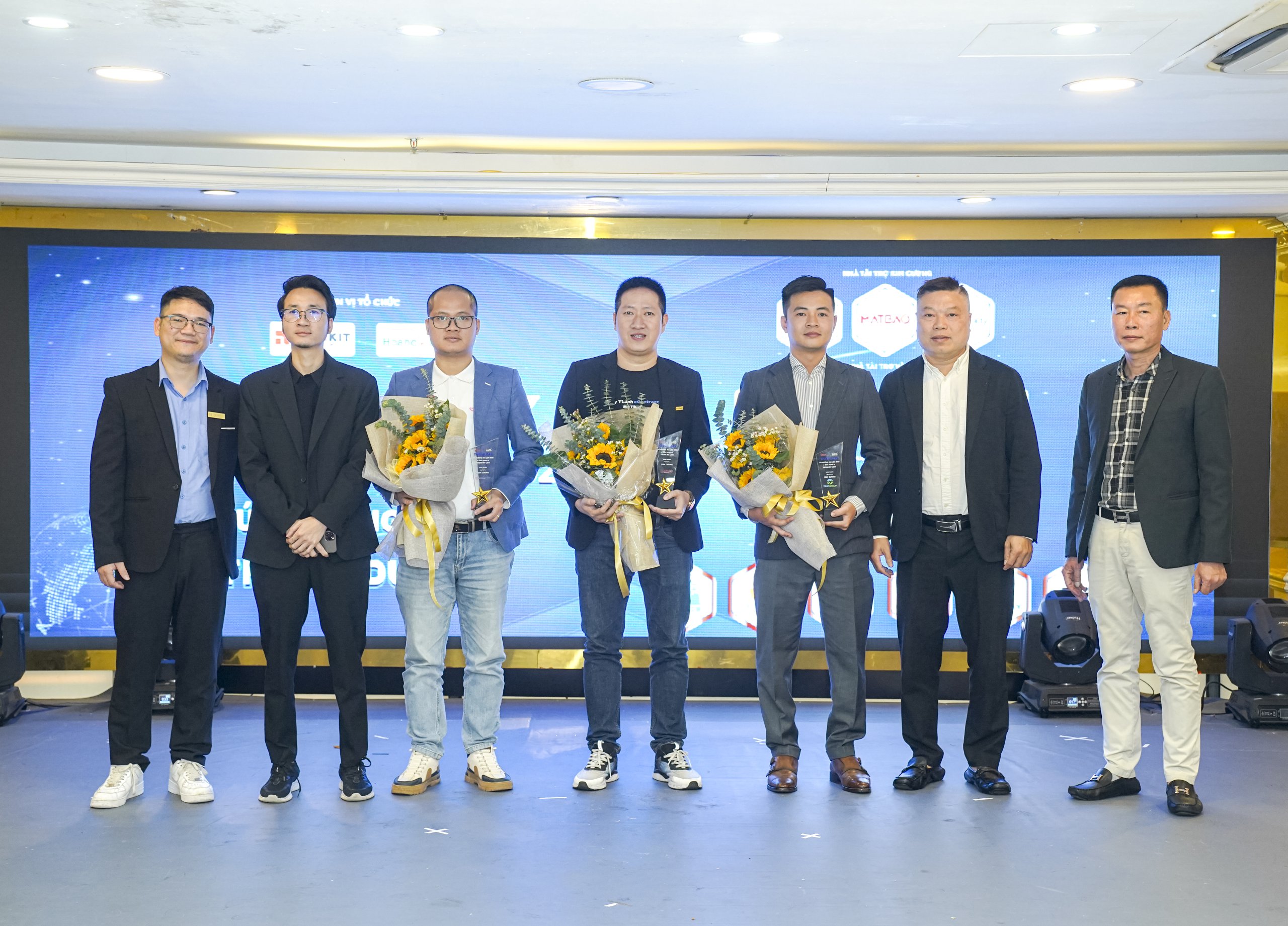 TRAVAI DAY 2025 – Bước Đột Phá Chuyển Đổi Số Ngành Du Lịch, CNV Đồng Hành Với Vai Trò Nhà Tài Trợ Kim Cương 5 Đại diện CNV cùng các đối tác nhận hoa chúc mừng tại TRAVAI DAY 2025, khẳng định vai trò CNV với sứ mệnh hỗ trợ doanh nghiệp du lịch chuyển đổi số