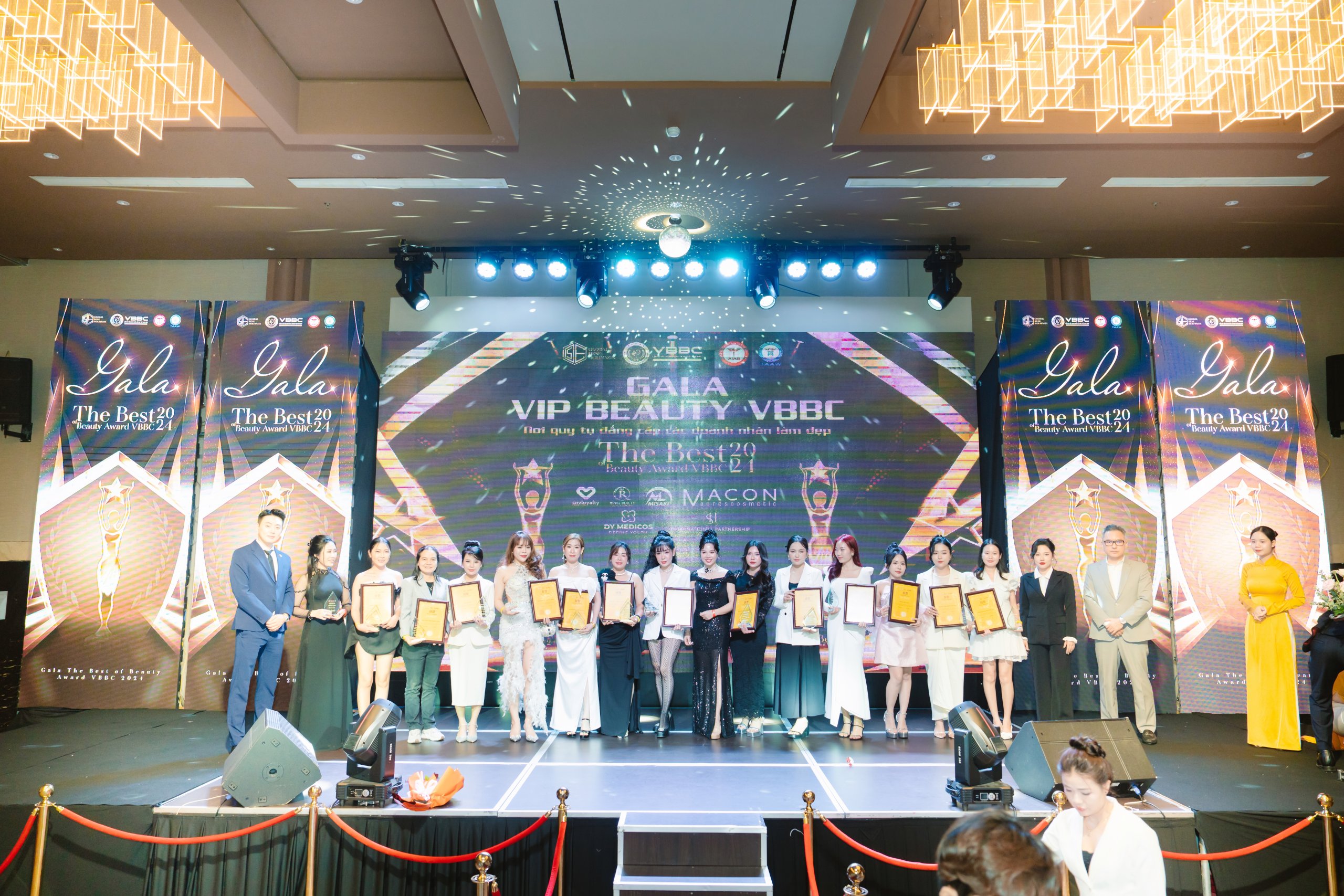 THE BEST OF BEAUTY AWARD 2024 – CNV Đồng Hành Cùng Sự Kiện Tôn Vinh Ngành Làm Đẹp 2 Khoảnh khắc vinh danh những thương hiệu làm đẹp xuất sắc tại THE BEST OF BEAUTY AWARD 2024