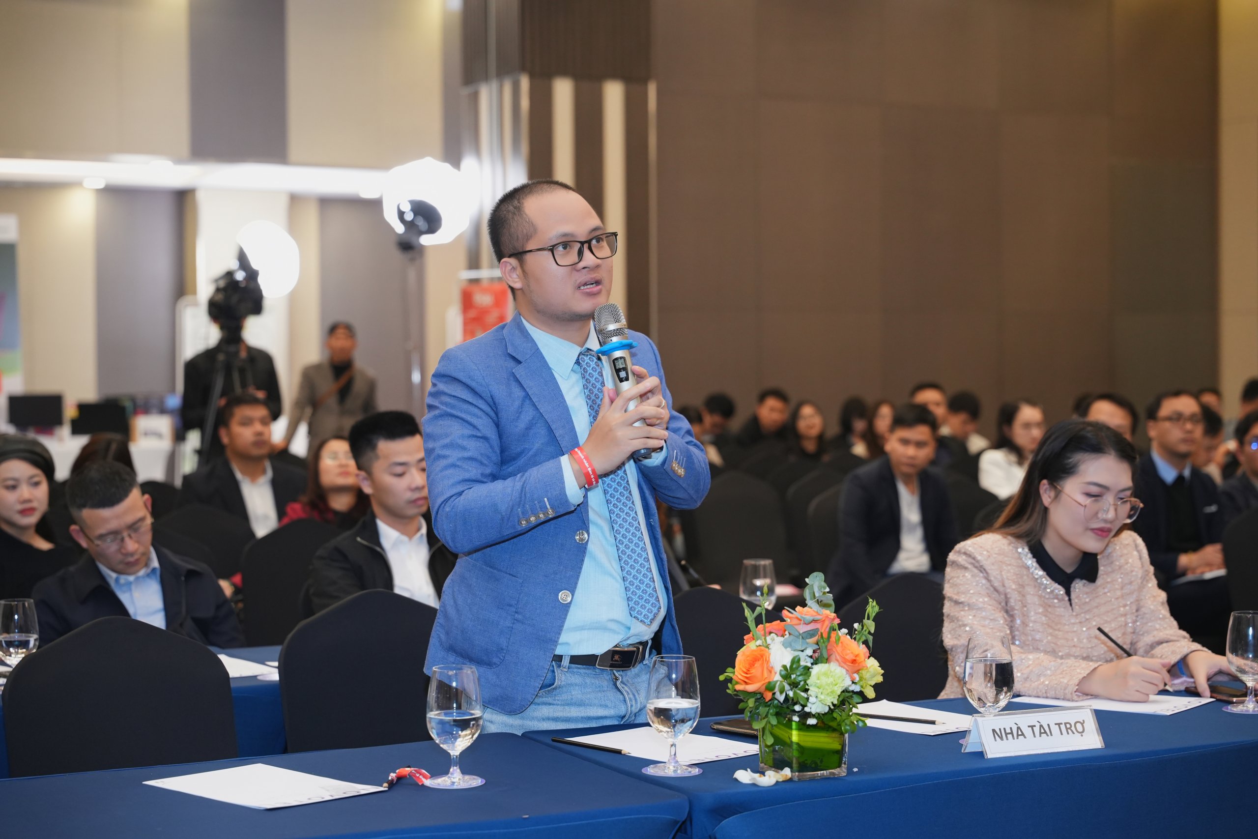 BUSINESS SUMMIT 2025 – CNV Đồng Hành Cùng Doanh Nghiệp SMEs Việt Trong Hành Trình Chuyển Đổi Số 3 Mr. Dũng đại diện từ CNV CDP chia sẻ tại BUSINESS SUMMIT 2025 về Zalo Mini App
