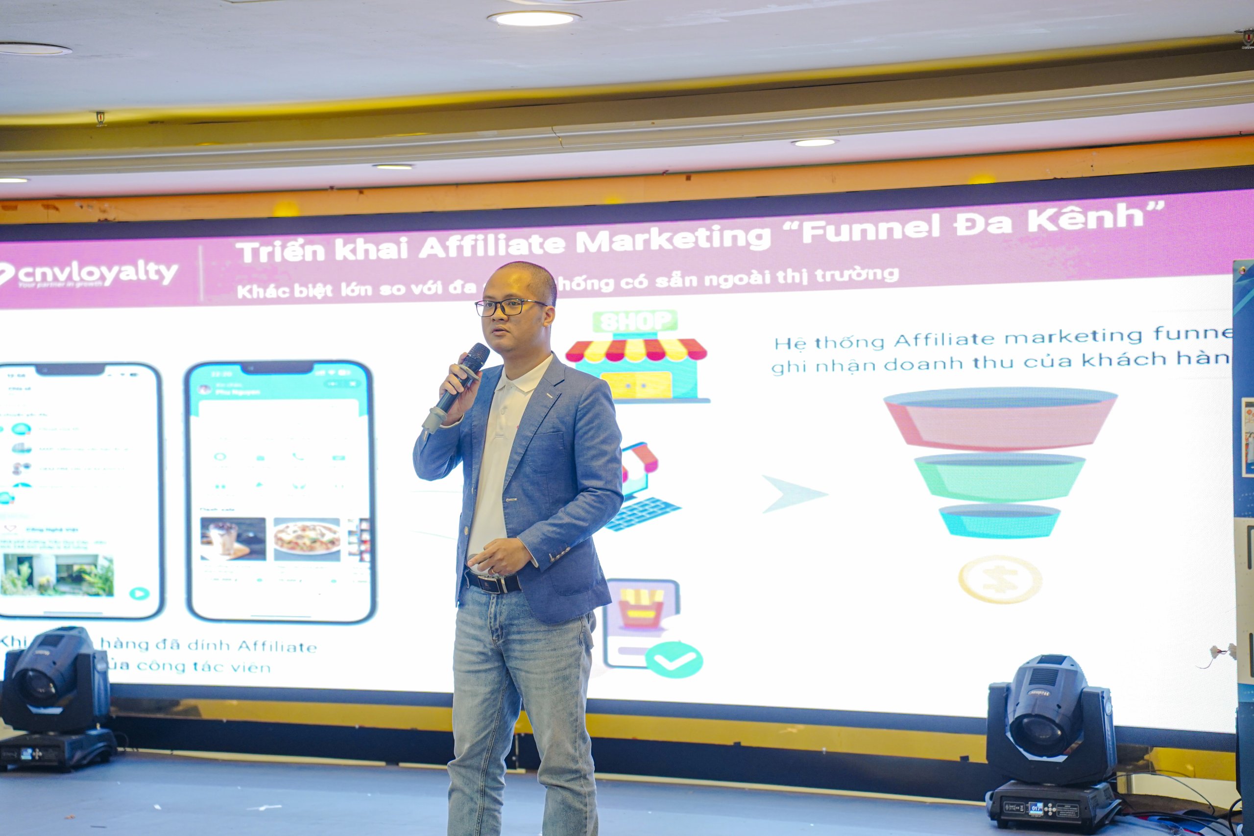 TRAVAI DAY 2025 – Bước Đột Phá Chuyển Đổi Số Ngành Du Lịch, CNV Đồng Hành Với Vai Trò Nhà Tài Trợ Kim Cương 4 Mr. Dũng từ CNV CDP trình bày về Giải pháp Zalo Mini App ứng dụng vào Doanh nghiệp du lịch tại TRAVAI DAY 2025