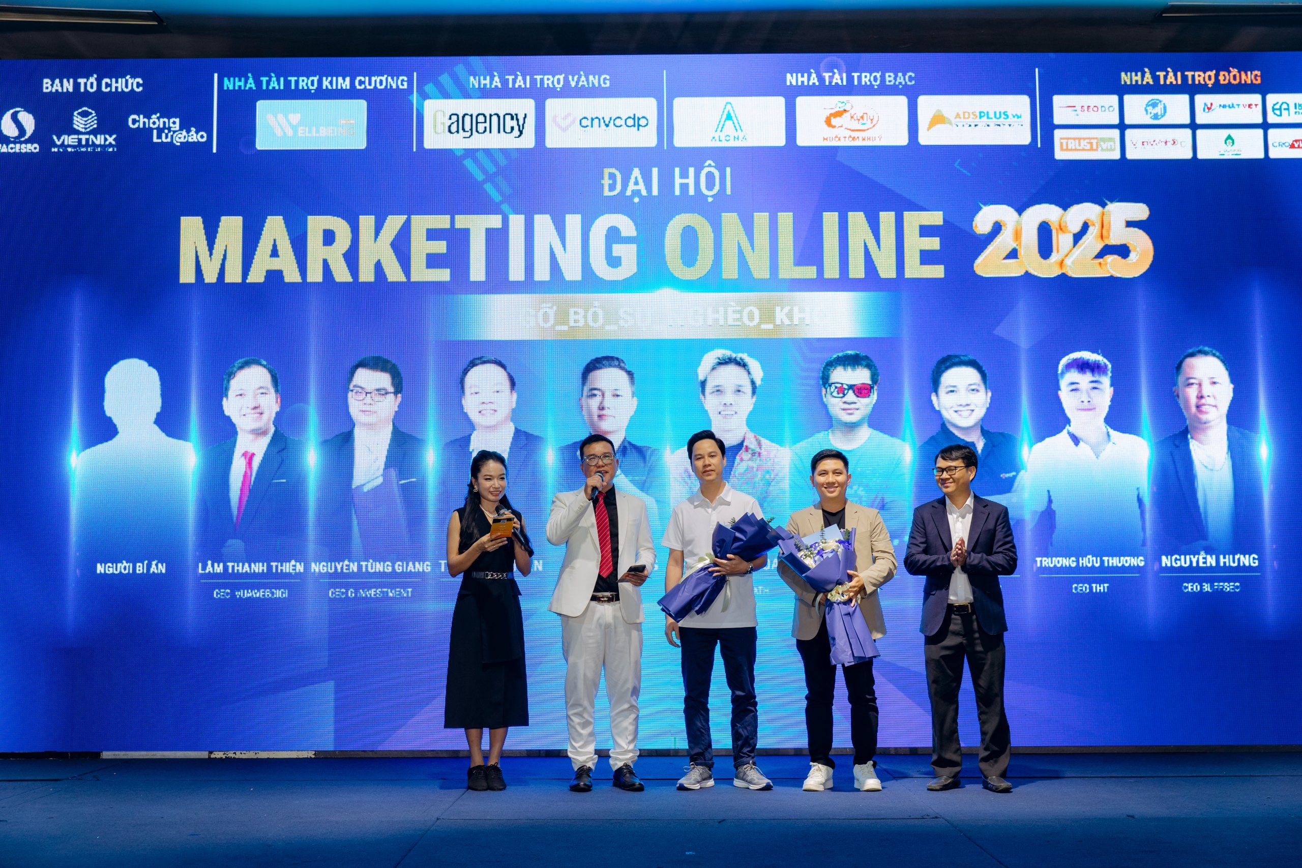 ĐẠI HỘI MARKETING ONLINE 2025 - GỠ BỎ SỰ NGHÈO KHÓ: CNV CDP Đồng Hành Kiến Tạo Chiến Lược Marketing Bền Vững 4 Ban tổ chức tặng hoa tri ân Mr. Đỗ Đăng Khoa sau phần chia sẻ chiến lược tại Đại hội Marketing Online 2025 do CNV CDP đồng hành tài trợ
