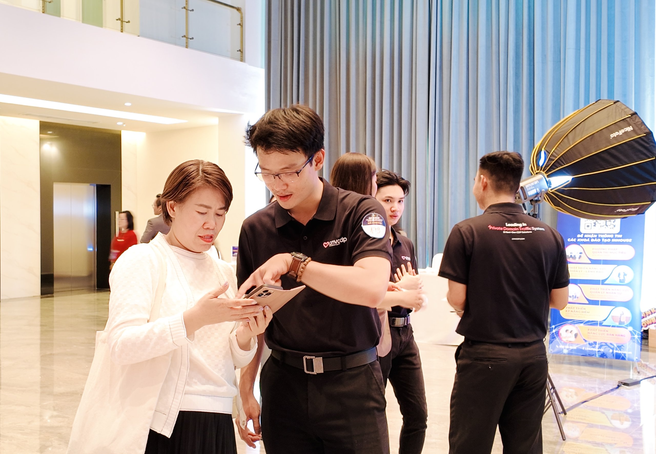 ỨNG DỤNG AI – BỨT PHÁ HIỆU SUẤT QUẢN TRỊ DOANH NGHIỆP & NHÂN SỰ - CNV CDP Đồng Hành Doanh Nghiệp Tăng Trưởng Từ Dữ Liệu 2 Đội ngũ tư vấn giải pháp về CDP tại sự kiện Ứng dụng AI