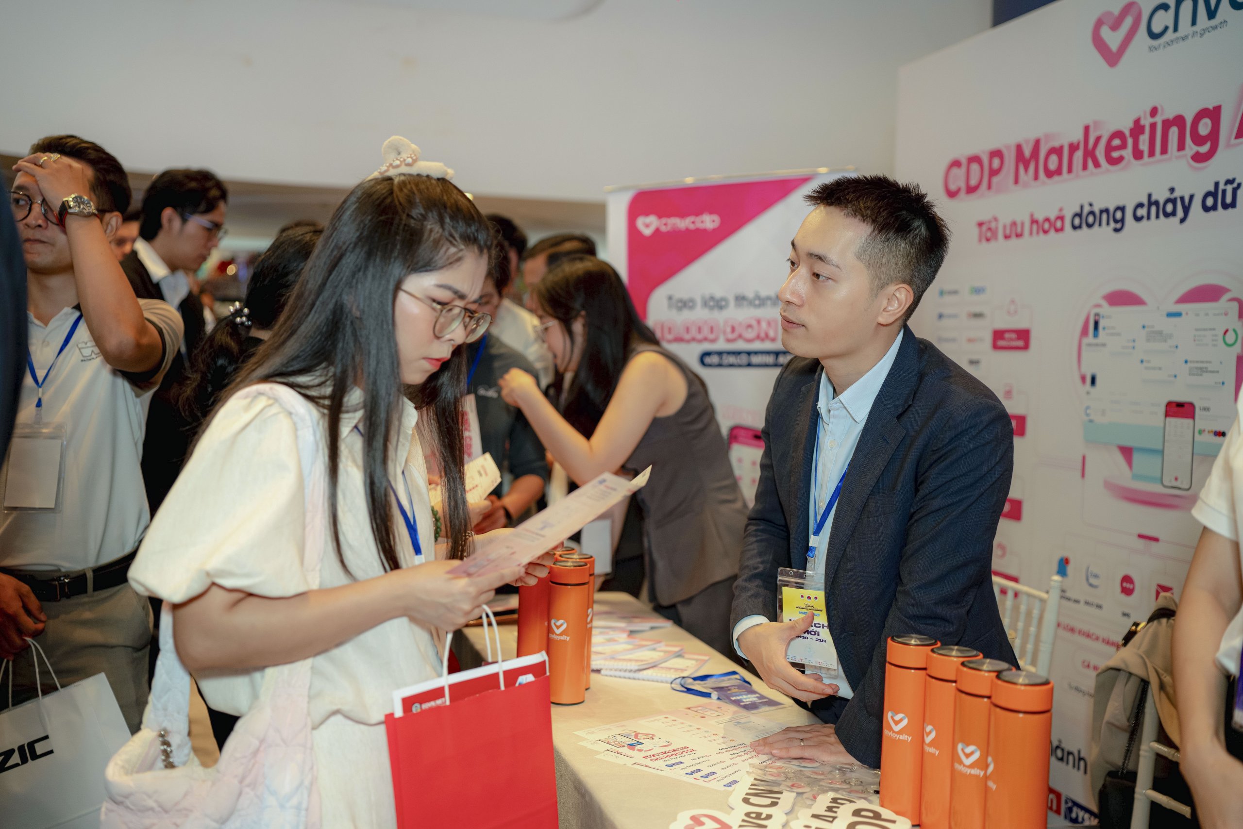 Business & Library 7 – CNV CDP đồng hành cùng doanh nhân trẻ Vượt sóng 2025 4 Các doanh nhân lắng nghe giải pháp từ CNV CDP tại Sự kiện Business & Library 7