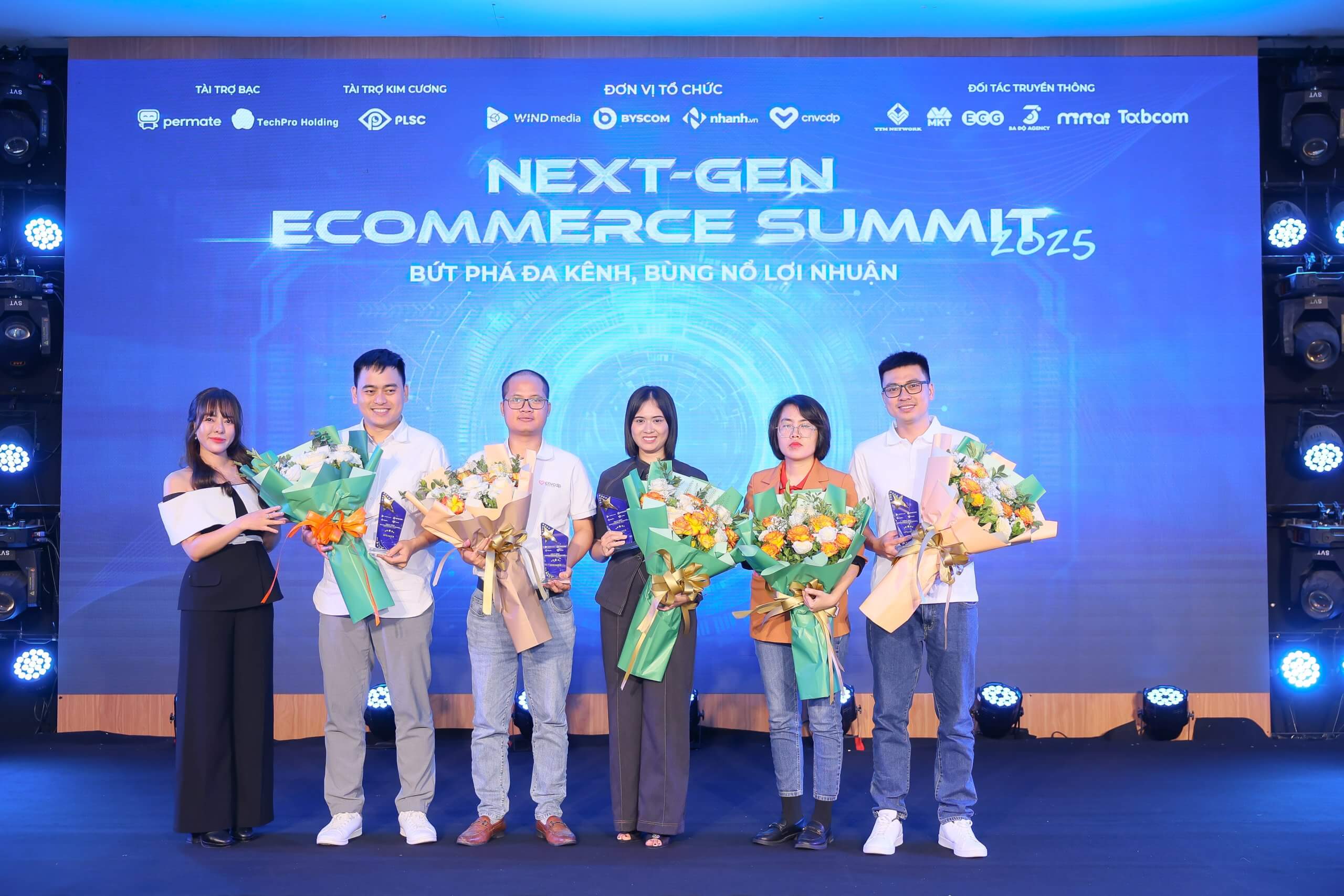 NEXT-GEN ECOMMERCE SUMMIT 2025 – CNV CDP Đồng Hành Bứt Phá Đa Kênh, Bùng Nổ Lợi Nhuận 2 Mr Lê Tiến Dũng cùng các diễn giả tại sự kiện NEXT-GEN ECOMMERCE SUMMIT 2025