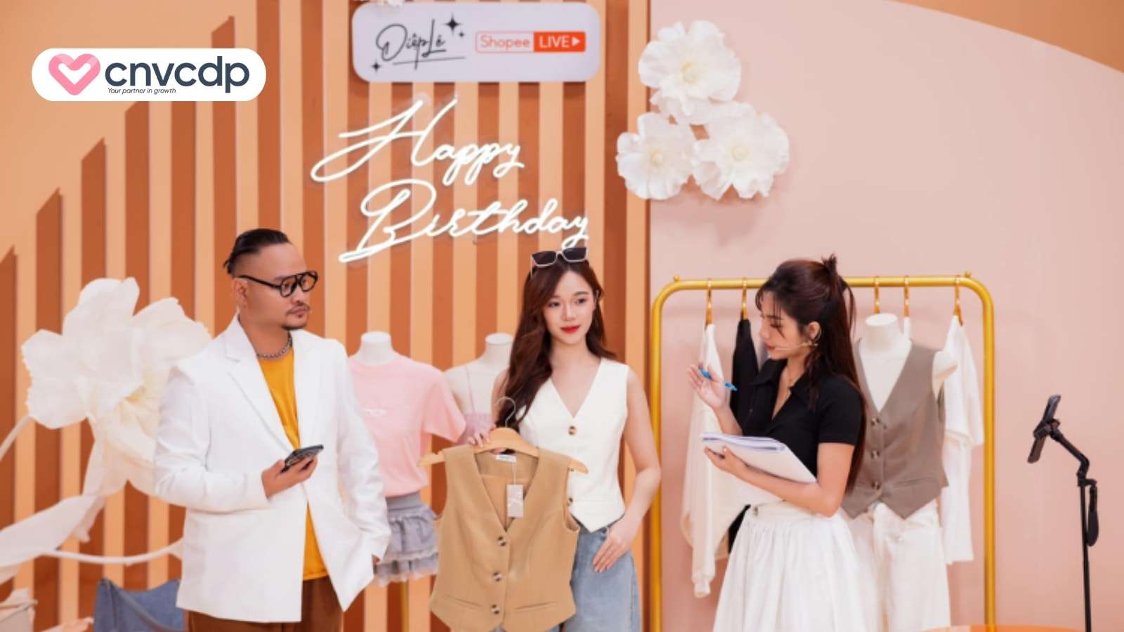 7+ mẫu kịch bản livestream bán quần áo siêu hút khách, chốt đơn nhanh 5 Mau kich ban livestream hop tac voi KOL KOC