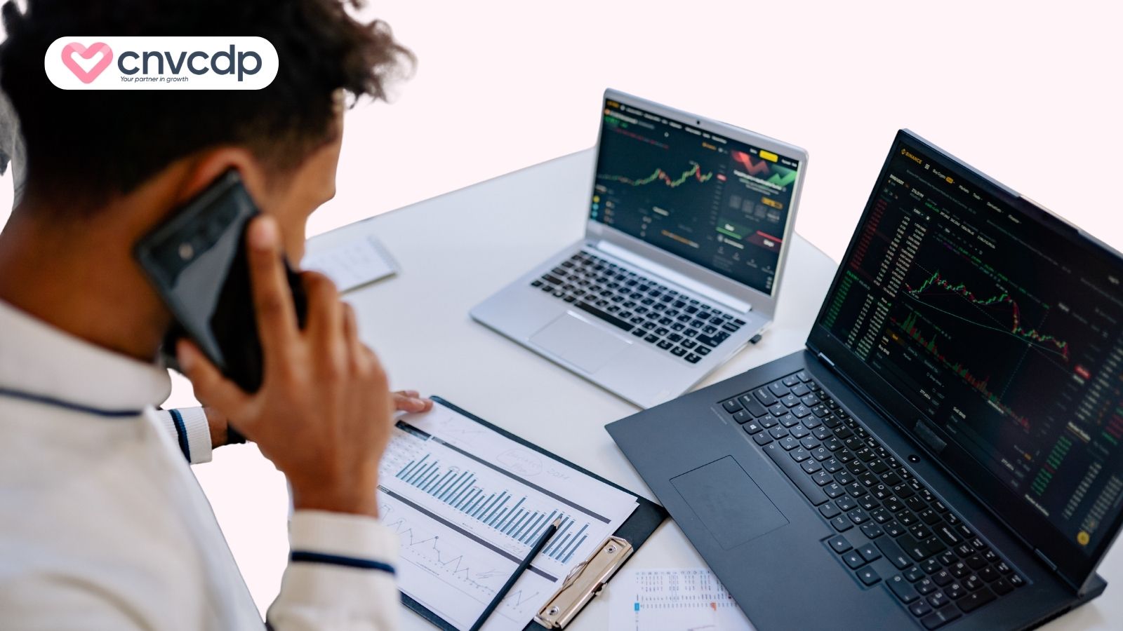 Dữ liệu CRM là gì? 5 loại dữ liệu CRM phổ biến hiện nay 6 thu thap du lieu qua ben thu ba